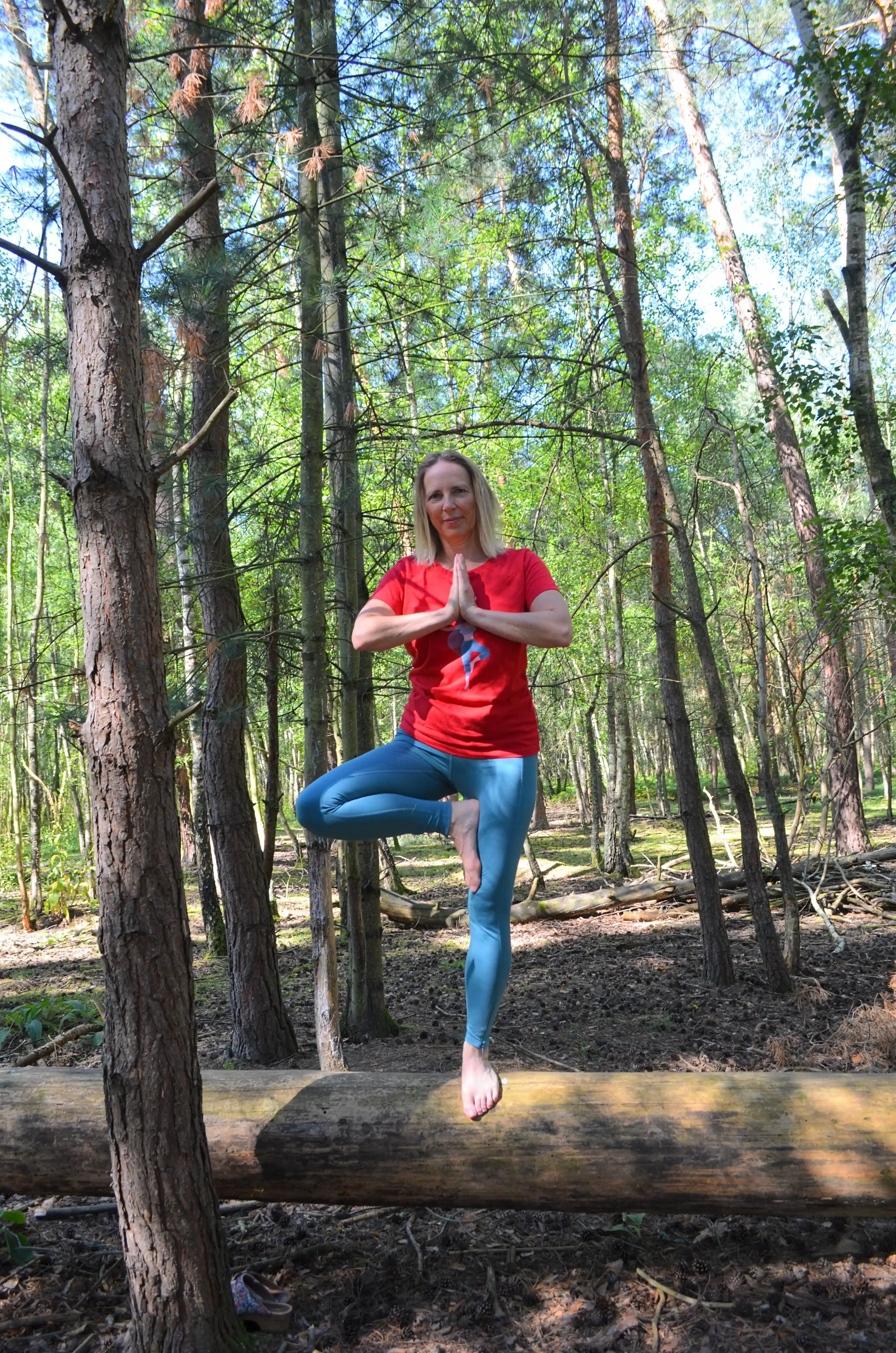 Ich wie ich Yoga im Wald mache